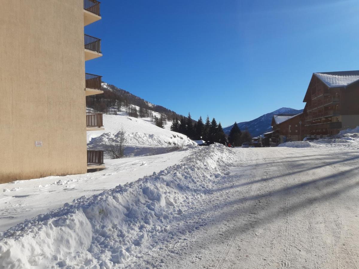 Appartement studio de 17m2 de 4 couchage vue sur montagne à Allos Extérieur photo