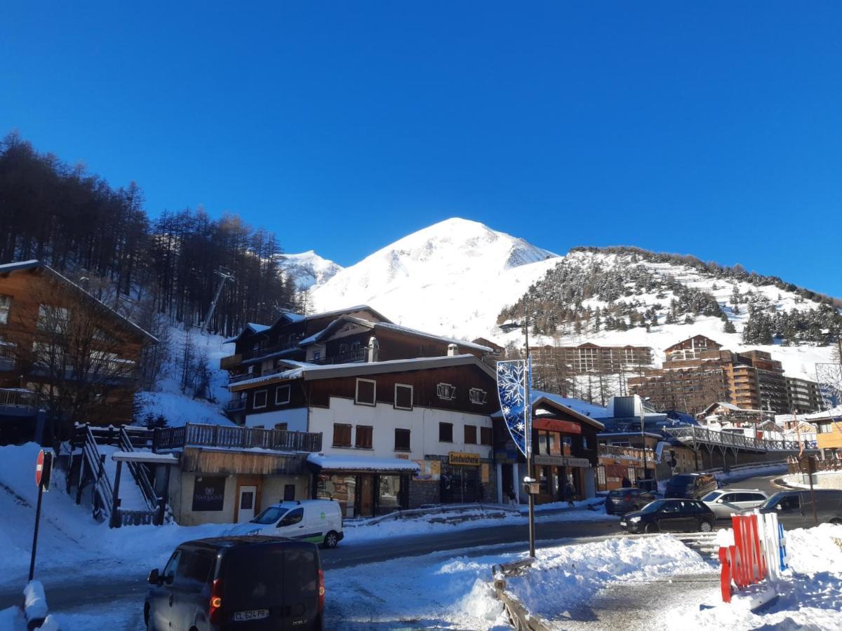 Appartement studio de 17m2 de 4 couchage vue sur montagne à Allos Extérieur photo