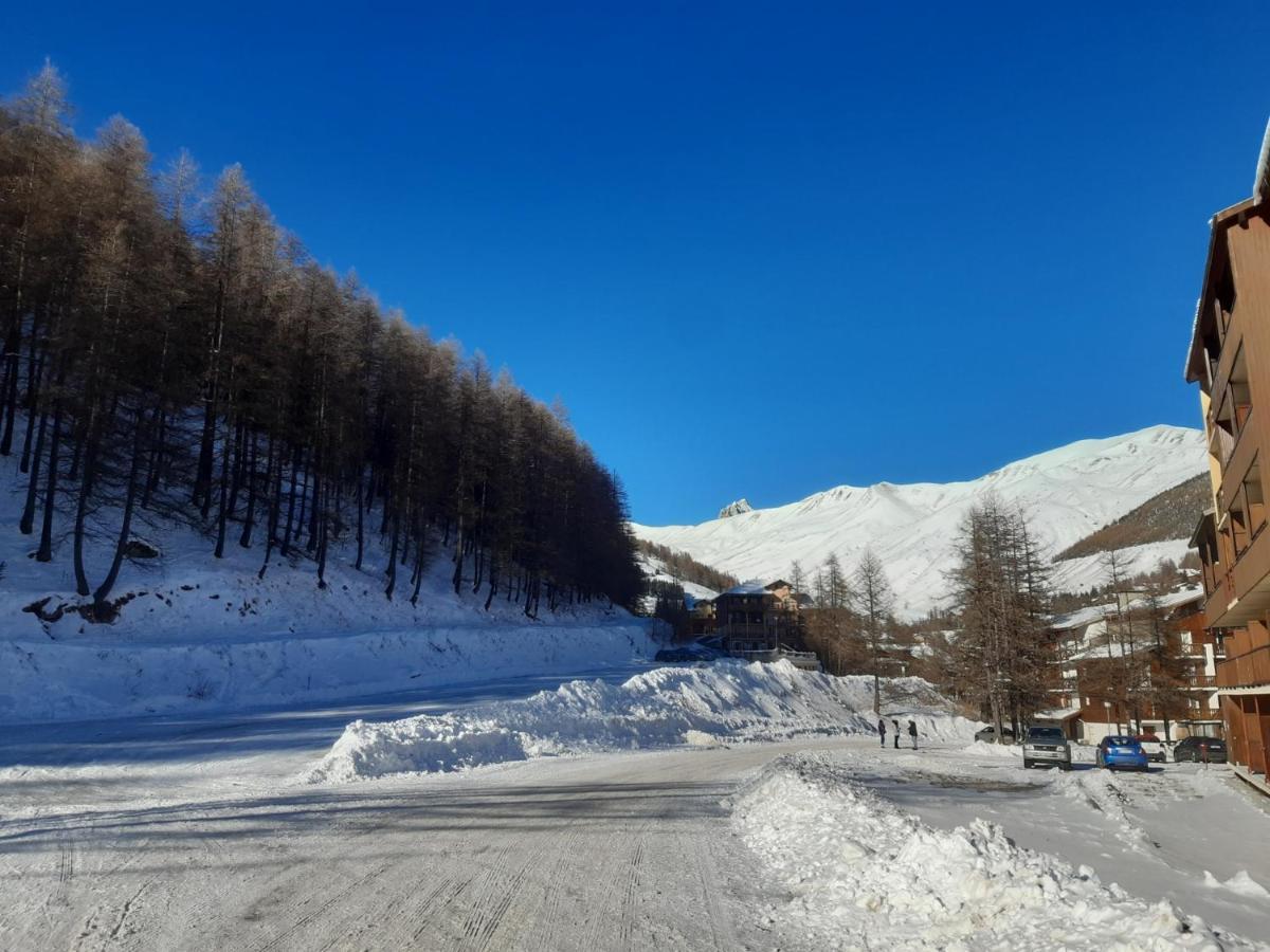 Appartement studio de 17m2 de 4 couchage vue sur montagne à Allos Extérieur photo
